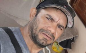 Homem que agrediu a companheira com socos e empurrões em uma praça, é procurado no Amazonas