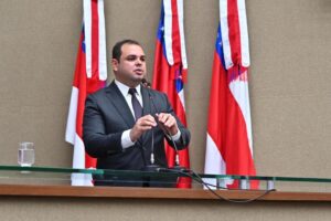 Proposta de Roberto Cidade vira lei e obriga motoristas a reparar danos ao patrimônio público