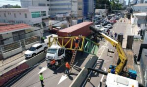Prefeitura informa que tomará as medidas administrativas após carreta destruir limitador de altura, em Manaus