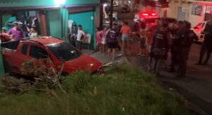 Veículo desgovernado atinge bar na Zona Leste de Manaus e causa morte de jovem