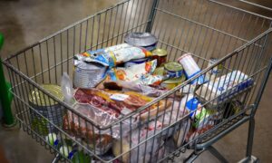 Supermercado de Manaus é autuado por venda de carne vencida e embalagens violadas; 40 itens foram apreendidos