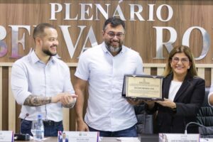 Wilson Lima entrega oito escolas reformadas, anuncia recuperação de ruas e investimento de R$ 31 milhões na agricultura