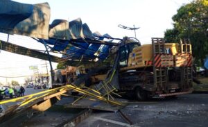 Após carreta colidir em passarela, prefeitura instala semáforo e faixas de pedestre na Torquato Tapajós