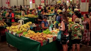 Feira da ADS conquista clientes fiéis que vão em busca de produtos frescos e de qualidade