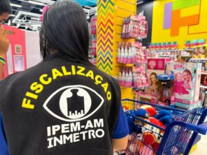 Ipem-AM apreende 126 brinquedos irregulares e notifica loja na avenida das Torres