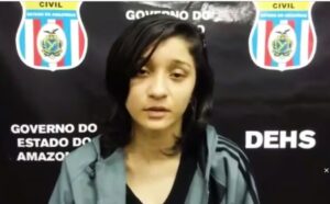 Polícia Civil prende mulher condenada por assassinar a facadas o próprio pai em Manaus