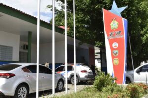 Preso por tentativa de homicídio, homem não explica imagem em que esperava síndica com uma faca