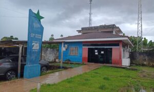 Com uma faca, homem invade casa, agride, tenta estuprar mulher, e foge levando o celular dela, em Jutaí