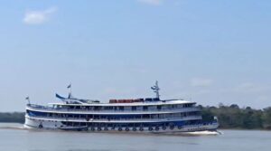 URGENTE: embarcação pega fogo no Rio Solimões, poucos dias após outra tragédia