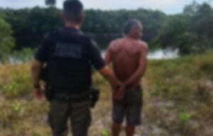 Mãe flagra homem deitado apenas de cueca ao lado da sua filha de apenas 11 anos, no AM