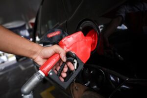 Petrobras anuncia redução no preço da gasolina; novo valor será de R$ 2,85 por litro