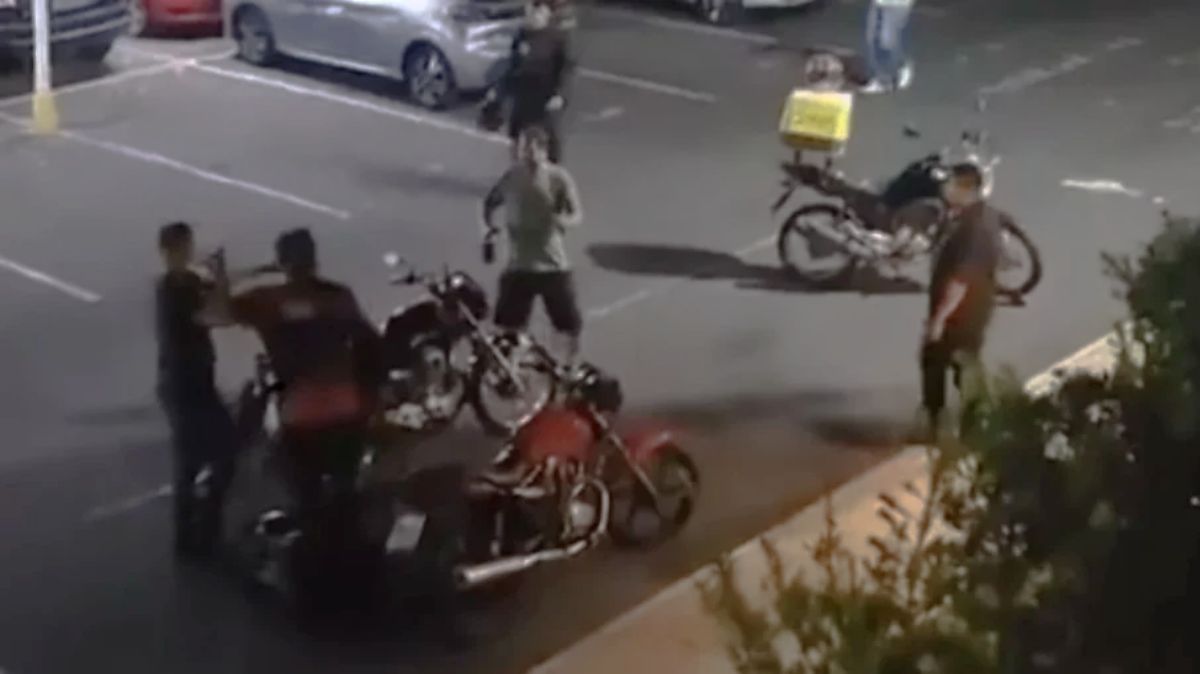 motoboys e morador com facso