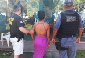 Mulher é presa por estupro contra uma adolescente de 13 anos, no AM; vítima foi embebedada