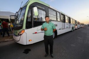 Prefeitura entrega 14 novos ônibus para atender 85 mil famílias no Viver Melhor