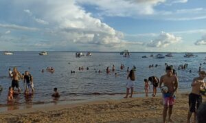 Segurança na Praia da Ponta Negra: embarcações devem manter distância de 200 metros da margem