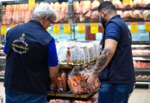 Frango, bacon e calabresa: Procon-AM autua supermercado por venda de 40kg de alimentos impróprios para consumo