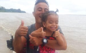 Família lança vaquinha para conseguir gasolina e ajudar nas buscas de pai e filha desaparecidos após naufrágio no AM