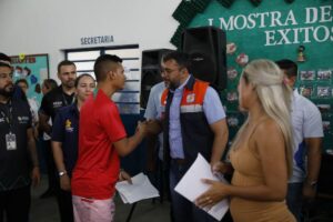 Wilson Lima anuncia auxílio de R$ 30 mil para cada família atingida por incêndio em Nhamundá