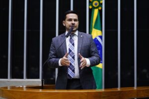 Candidato a prefeito do PL é multado em R$ 10 mil por propaganda antecipada na Ponte Rio Negro