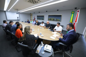 Wilson Lima anuncia reajuste salarial de 4,5% para profissionais da educação no Amazonas
