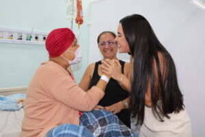 Pacientes da FCecon recebem visita de Isabelle Nogueira: ‘Não desista. Nada é maior do que a sua fé’