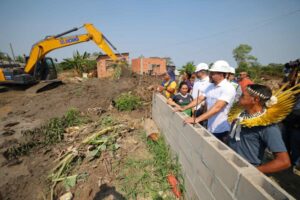 Wilson Lima vistoria obras de saneamento do programa Asfalta Amazonas no bairro Tarumã