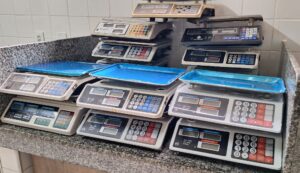 Ipem apreende 15 balanças irregulares em fiscalização de feiras livres de Manaus