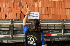 Loja de materiais de construção tem 5 mil tijolos irregulares interditados pelo Ipem, na Zona Norte de Manaus