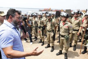 Wilson Lima reforça combate às queimadas com envio de 200 bombeiros para o interior e entrega de viaturas