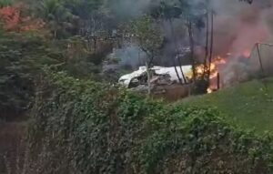 Avião com 58 passageiros e 4 tripulantes cai em Vinhedo; confira os vídeos