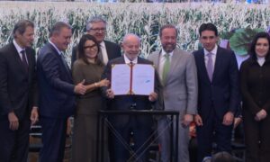 Lula assina projeto de lei para baratear gás de cozinha para 20 milhões de famílias