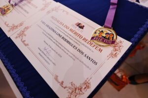 Presidente do TCE-AM recebe Medalha de Mérito por atuação em defesa das mulheres