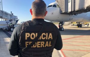 Passageiro embriagado agride esposa, xinga tripulantes, urina no chão do banheiro, e voo tem que ser desviado