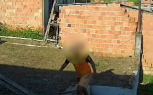 Câmeras registraram homem seguindo e abusando de adolescente portadora de necessidades especiais intelectuais, no AM