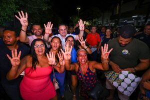 Roberto Cidade dá início à campanha com ‘adesivaço’ em cinco bairros de Manaus
