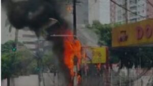 Incêndio destrói fiação elétrica em Manaus e trânsito é desviado