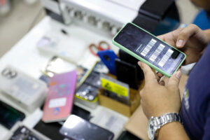 Operação RecuperaFone: lojas de assistência técnica de celulares são interditadas na zona Norte de Manaus