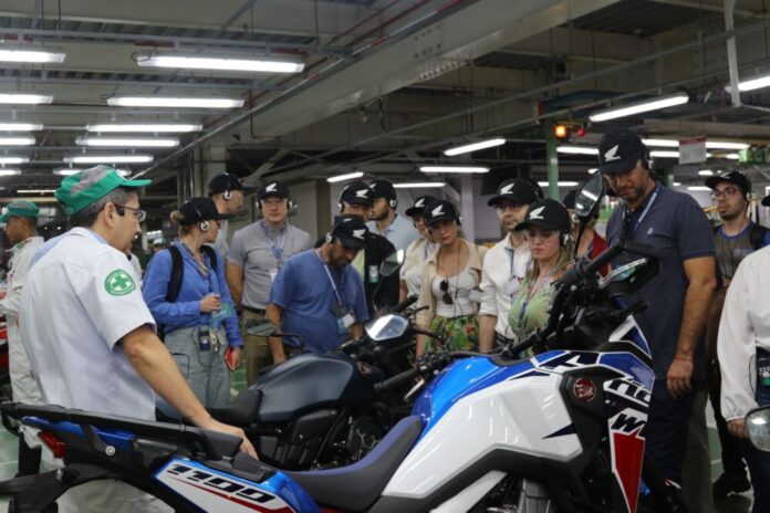 Comitiva da União Europeia percorre linhas de produção da Moto Honda
