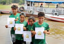 Inicia no Amazonas distribuição de material do ‘Aula em Casa’ e kits do ‘Merenda em Casa’ para alunos afetados pela seca