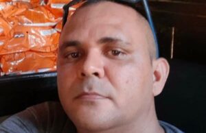 Mulher morta a facadas pelo ex-companheiro na frente das filhas, possuía medida protetiva de urgência