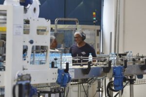 Desemprego cai para 6,4% entre julho e setembro, diz IBGE