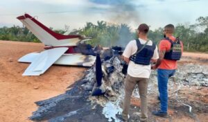 FAB intercepta aeronave e criminosos incendeiam o avião após pouso forçado, no Amazonas