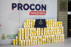 Risco à saúde: leite em pó com data de validade adulterada é apreendido em supermercado de Manaus