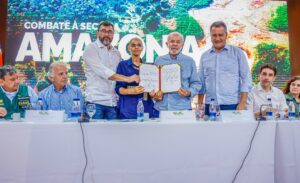 Lula anuncia R$ 500 milhões para dragagens e investimentos para recuperar trechos da BR-319