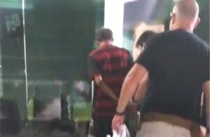 Homem é liberado após audiência de custódia, volta a perseguir a filha e a esposa, e é preso novamente, no AM
