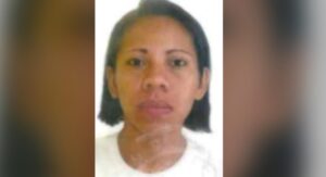 Mulher que se passava por funcionária do Creas para enganar idosas, é procurada em Manaus