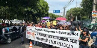 Professores pedem pagamento do Fundeb, em Manaus. — Foto: Jucélio Paiva/Rede Amazônica