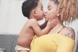 Mãe que decapitou o próprio filho de apenas 6 anos tentou se matar com tesoura