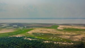 Seca histórica: Rio Negro atinge 12,66 metros e supera marca de 2023