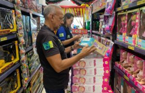 Ipem apreende mais de 2 mil brinquedos irregulares em Manaus e notifica lojas